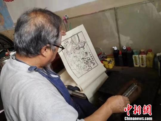 18歲那年，山西絳州木版年畫傳承人吳百鎖第一次接觸絳州木版年畫，便被它古樸的線條和厚重的色彩所吸引?！钆迮?攝