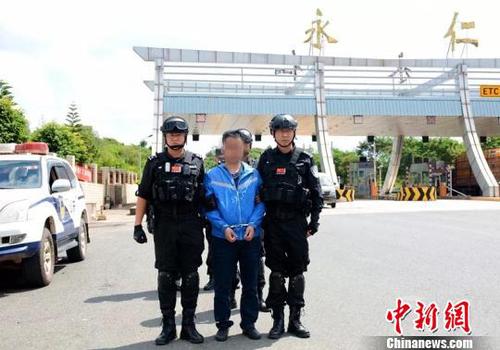 圖為潛逃十三年的李某某被永仁警方押解回云南。永仁警方供圖