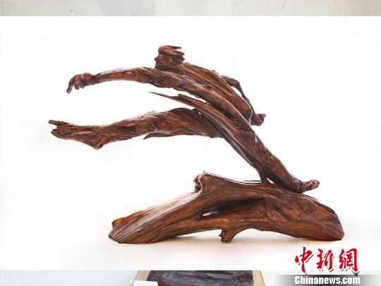 吳德義創(chuàng)作的體育項(xiàng)目作品 石洪宇 攝