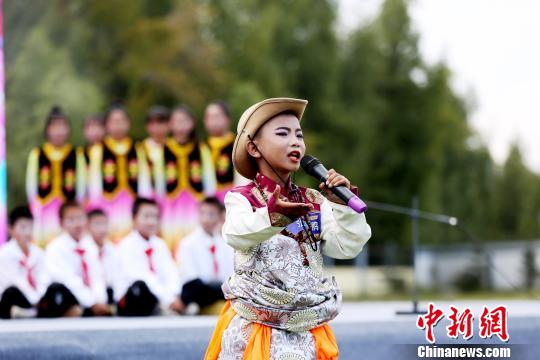 圖為“花兒”演唱?！?zhí)砀?攝