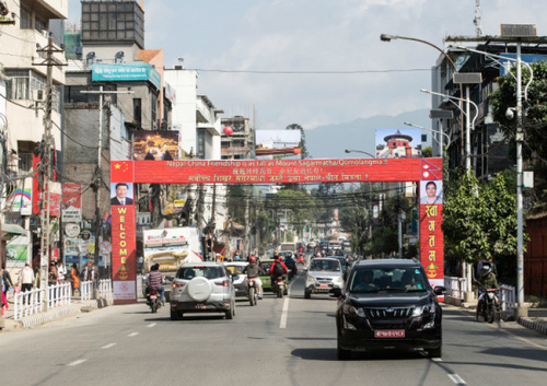 尼首都加德滿都主要道路上已掛起“熱烈歡迎我們尊貴的中國客人”“巍巍珠峰高聳，中尼友誼長存”等歡迎標語。新華社記者王婧嬙攝