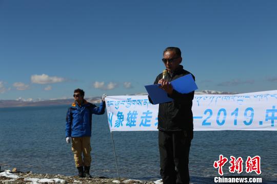 圖為團隊成員在瑪旁雍錯湖邊讀詩?；顒臃焦﹫D