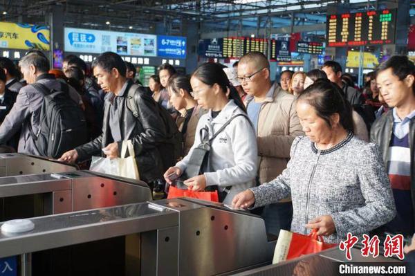  資料圖：鐵路旅客憑有效購票身份證件原件進(jìn)站乘車。 楊華 攝