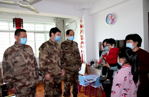 （圖為泉州市委常委、軍分區(qū)政委劉建軍帶隊走訪慰問駐泉部隊赴武漢一線醫(yī)務人員家屬）