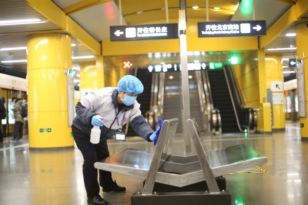 工作人員在給列車及車站各區(qū)域進行全面清潔消毒