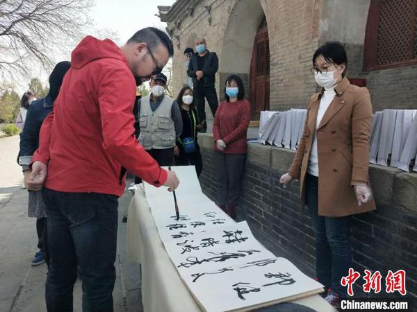 “墨舞春暉——書壇六人捐贈雙塔博物館作品展”25日在山西太原啟幕?！钆迮?攝