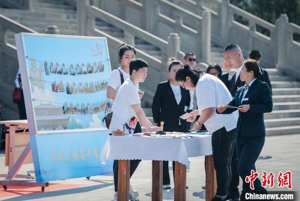 “我把美麗高平寄給您”主題明信片郵寄活動在“炎帝故里”山西高平炎帝陵正式上線。　李強(qiáng) 攝