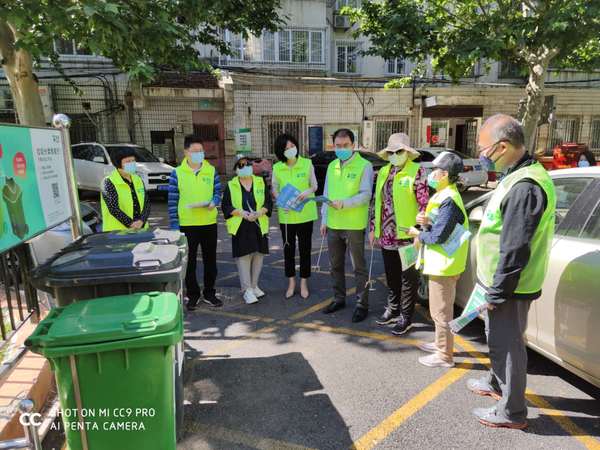 活動開始前由社區(qū)工作人員向委員們講解垃圾分類知識