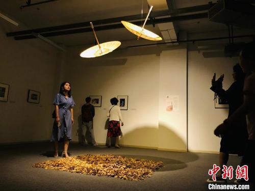 圖為觀眾在制傘人展廳看展?！〉吨鹃?攝