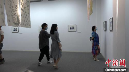 圖為觀眾在制紙人展廳看展?！〉吨鹃?攝