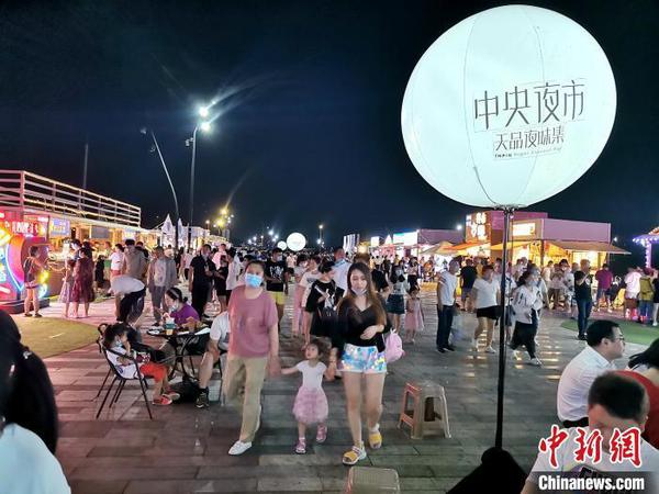 熱鬧的夜市?！≮w桂華 攝