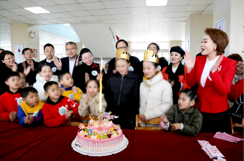 與會(huì)嘉賓與紅絲帶師生還以餃子宴的方式，共同為學(xué)校兩名學(xué)生慶生。