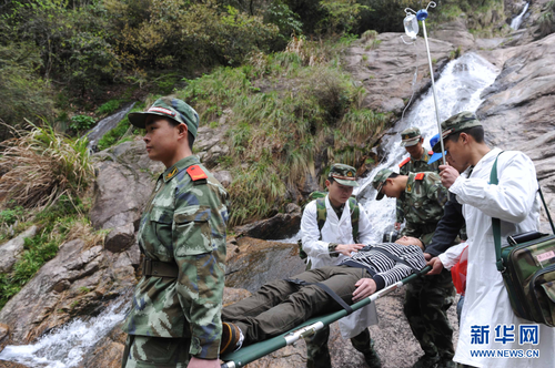 武警官兵在黃山風(fēng)景區(qū)人字瀑景區(qū)舉行旅游應(yīng)急救援大演練。新華社照片