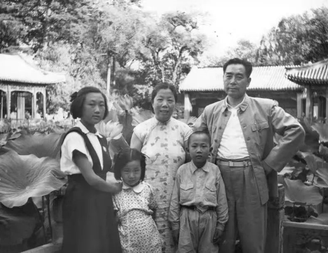 1951年夏與伯父伯母在頤和園諧趣園