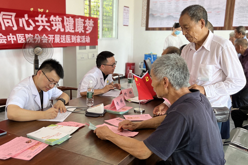 連日來(lái)，氣溫持續(xù)攀升，四川省南充市蓬安縣政協(xié)積極組織部分政協(xié)委員，發(fā)揮專業(yè)特長(zhǎng)，深入鄉(xiāng)村、社區(qū)、村組，開(kāi)展送醫(yī)下鄉(xiāng)及健康義診活動(dòng)。彭圣洲 攝