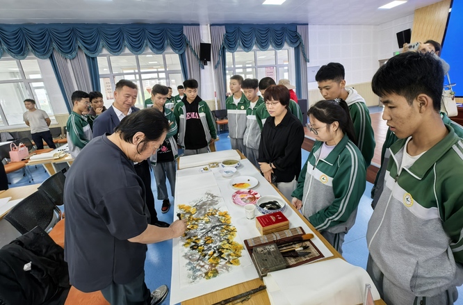 寧夏銀川“墨香民進(jìn)”書(shū)畫(huà)家進(jìn)校園活動(dòng)舉行