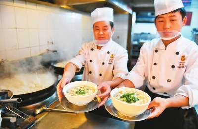 資料圖：廚師烹制的美味葫蘆頭泡饃。來源：西安晚報