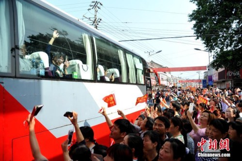 資料圖：6月5日上午，19輛大巴車從毛坦廠校園緩緩開出，一年一度的萬人送考拉開大幕。 <a target='_blank' href='http://www.chinanews.com/'>中新社</a>記者 韓蘇原 攝